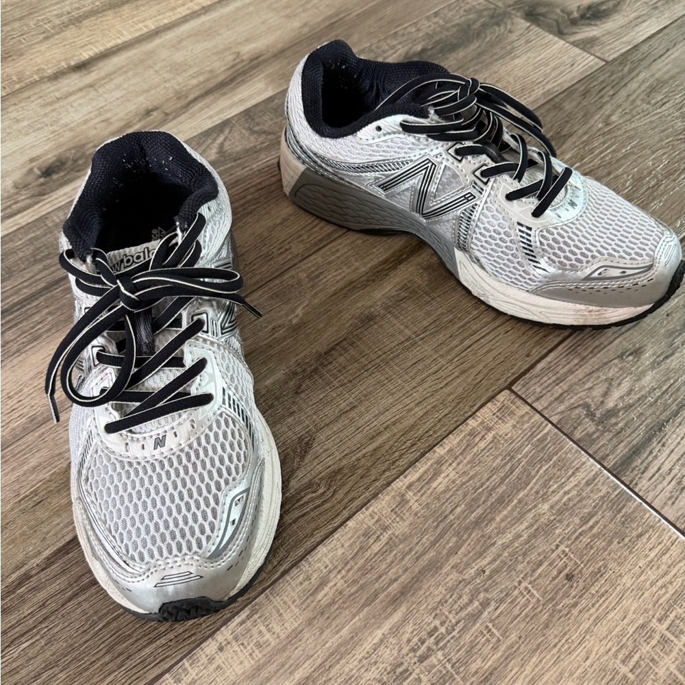 New Balance 860 - White Silver  men’s size 5.5 women’s size 7. Sneaker